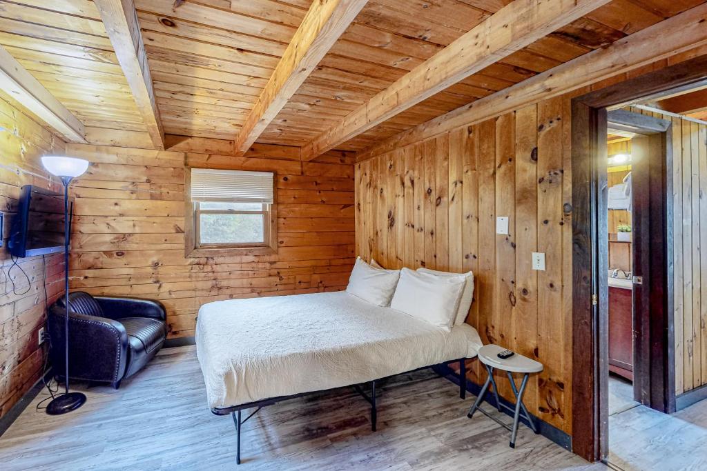 Modern Log Chalet - Upper Level 휴식 공간