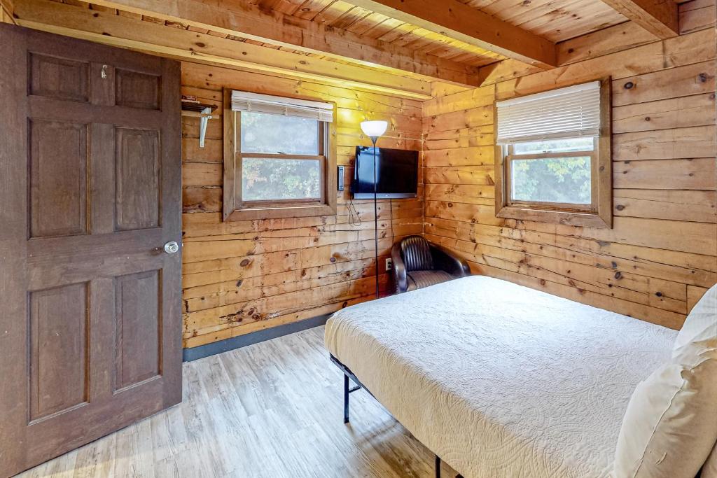 Modern Log Chalet - Upper Level TV 또는 엔터테인먼트 센터