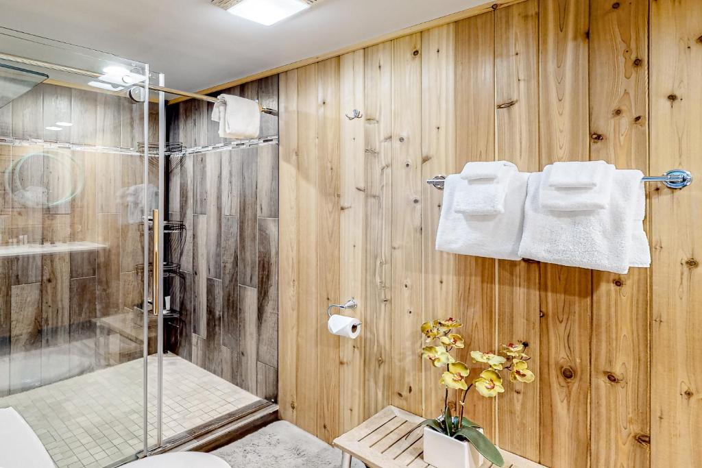 Modern Log Chalet - Upper Level 욕실