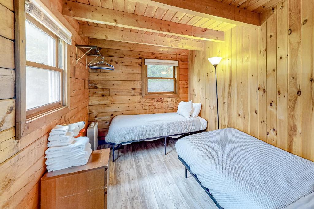 Modern Log Chalet - Upper Level 객실 침대