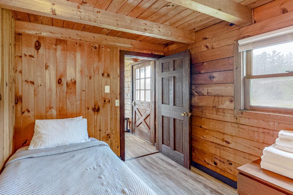 Modern Log Chalet - Upper Level 객실 침대
