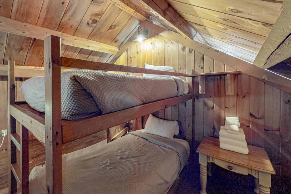Modern Log Chalet - Upper Level 객실 침대