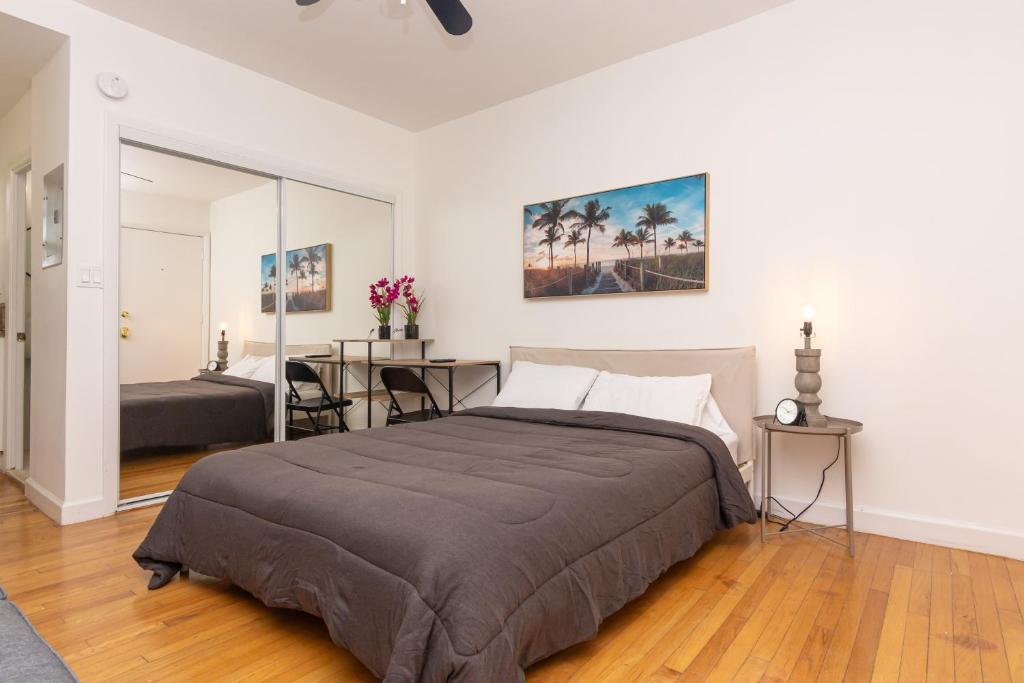 a bedroom with a large bed and a desk at Fort Lauderdale Studio - 5 minutes Las Olas Beach in Fort Lauderdale