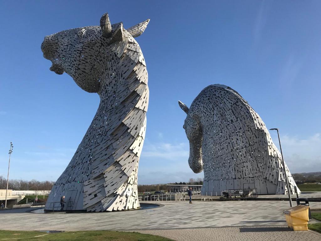 a statue of a horse and a building at Scardroy Falkirk - 3 Bedroom Apartment in Falkirk