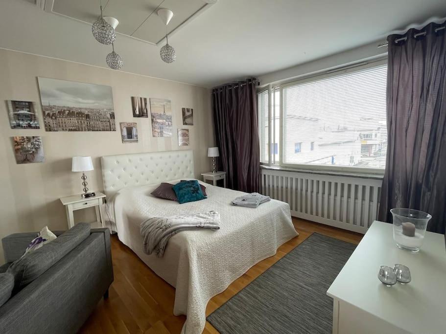 um quarto com uma cama e uma grande janela em Luxury 2-3BR Tornio city Apparment em Tornio