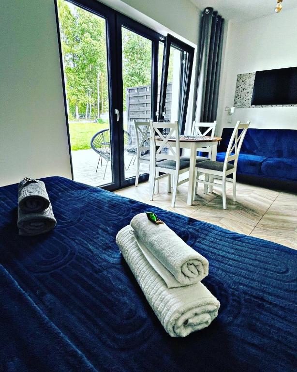 Łóżko lub łóżka w pokoju w obiekcie Port Przewłoka - Apartamenty