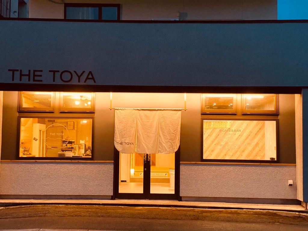 una tienda frente con el cartel tokyaya en ella en The Toya, en Lago Toya