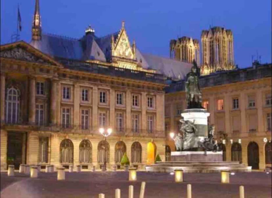 a large building with a statue in front of it at Reims centre-ville pour 6 personnes in Reims