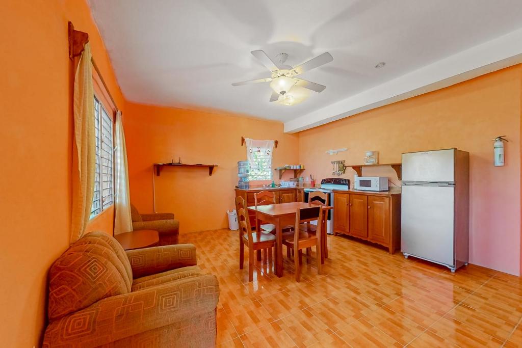 De Real Macaw, Caye Caulker (updated prices 2024)