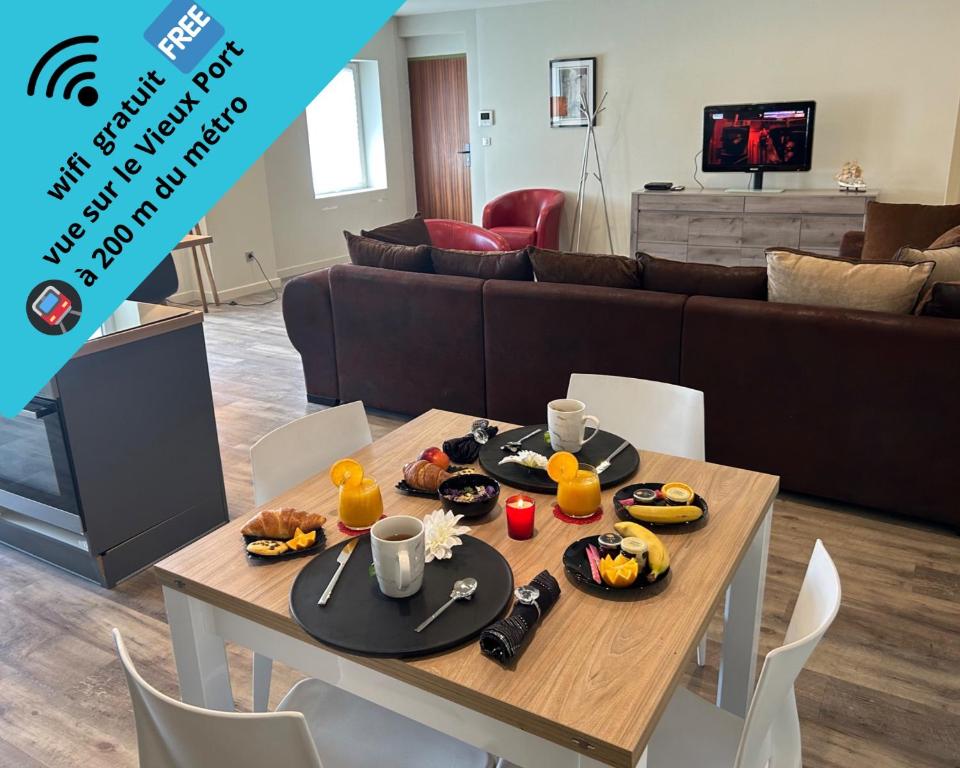 - une table avec de la nourriture dans le salon dans l'établissement Standing Vieux port 110 m2, Marseille, à Marseille