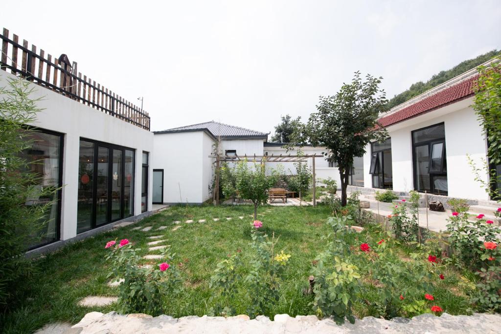 un jardín en el patio trasero de una casa en Creek Tang B&B, en Huairou