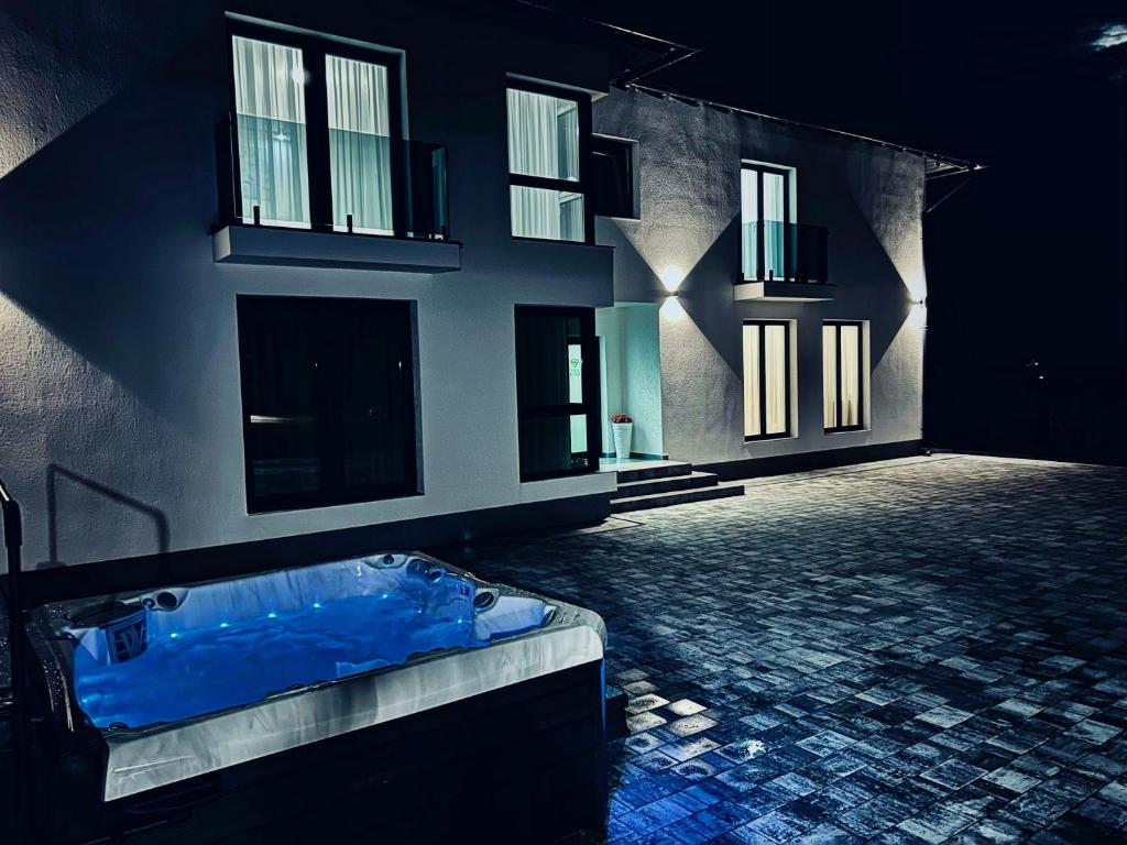 um quarto com uma banheira azul num edifício em Vila Diamond Lux&Spa em Sovata