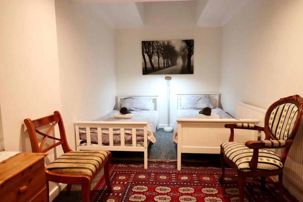 Twin Room Earls Court Central London - shared accommodation