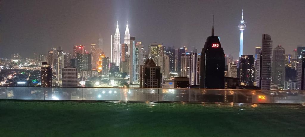 uitzicht op de skyline van de stad 's nachts bij Regalia Suites in Kuala Lumpur