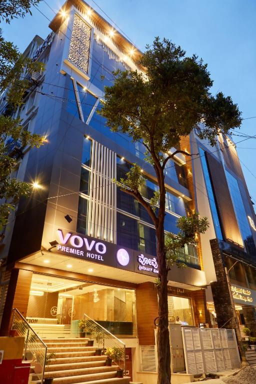 un bâtiment avec un arbre en face dans l'établissement VOVO PREMIER HOTEL, à Bangalore