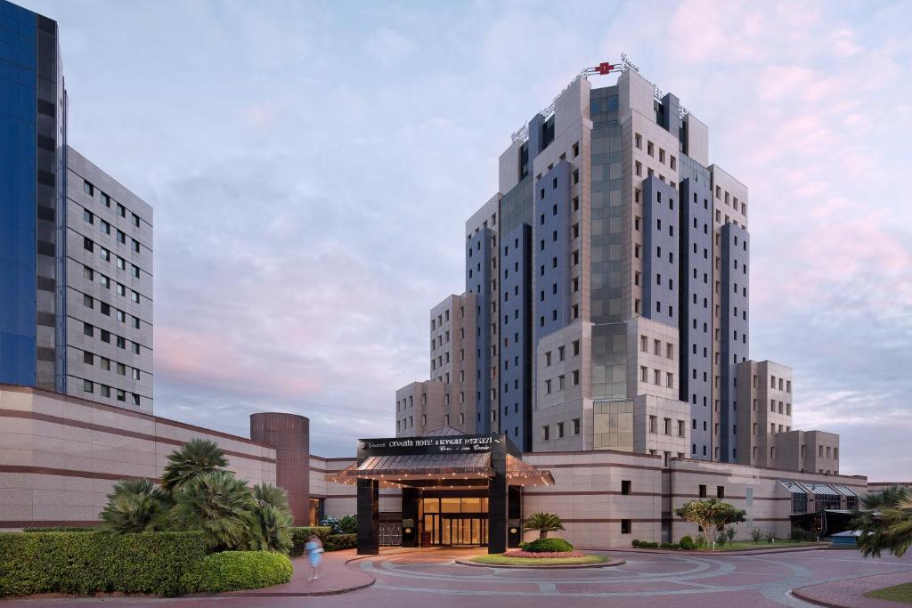 un edificio alto y blanco con un cenador frente a él en Grand Cevahir Hotel Convention Center, en Estambul