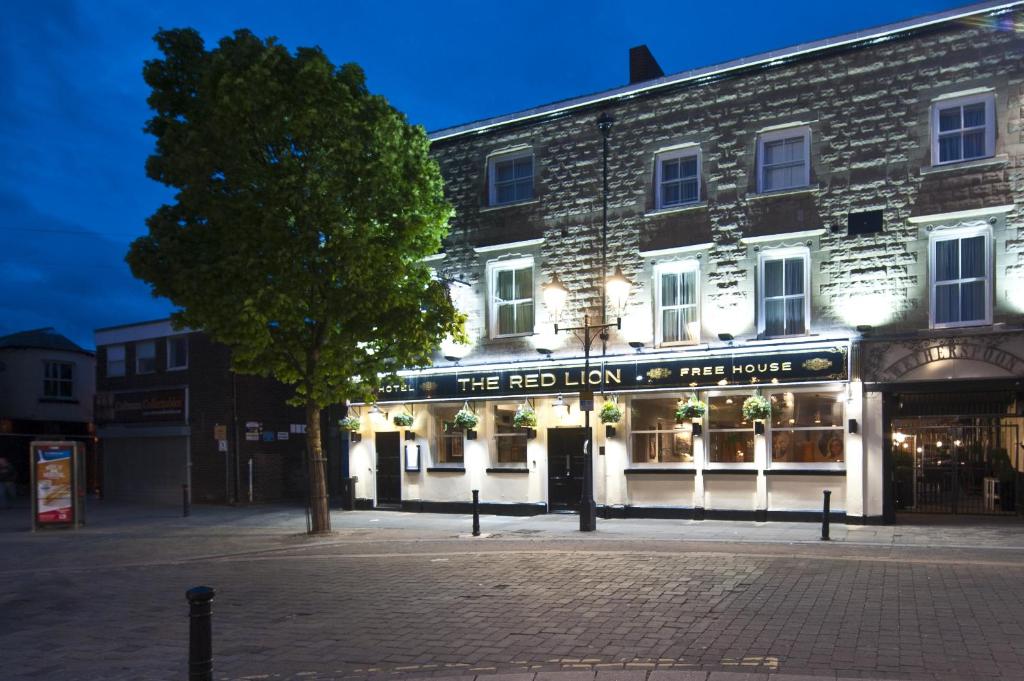 un edificio con un árbol delante de él en The Red Lion Wetherspoon en Doncaster