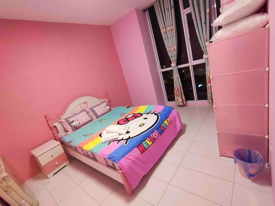 un dormitorio rosa con una cama de bienvenida en TT3 Soho@Tabuan Tranquility near Unimas,Tunku Putra en Kuching