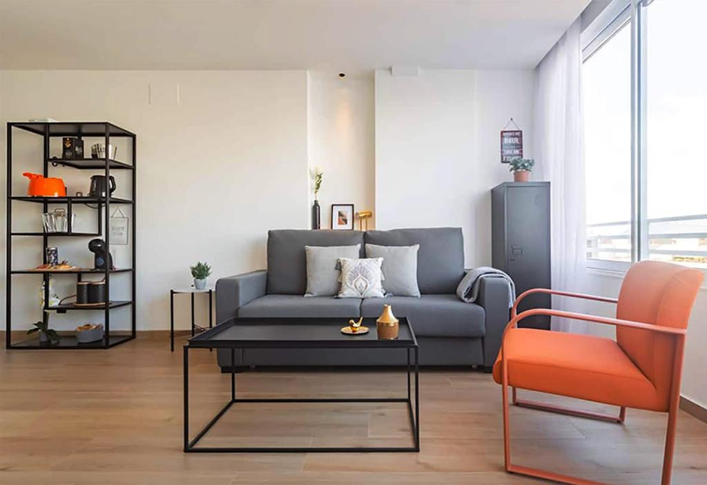 Una sala de estar con un sofá y una mesa de café. en Apartment in the center of Alicante, en Alicante