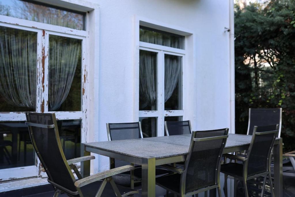 - une table et des chaises sur la terrasse couverte d'une maison dans l'établissement Ferienhaus in Istanbul, à Sarıyer