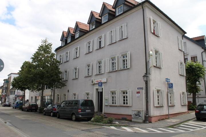ein großes weißes Gebäude an der Straßenseite in der Unterkunft Zum Löwen in Bad Homburg vor der Höhe
