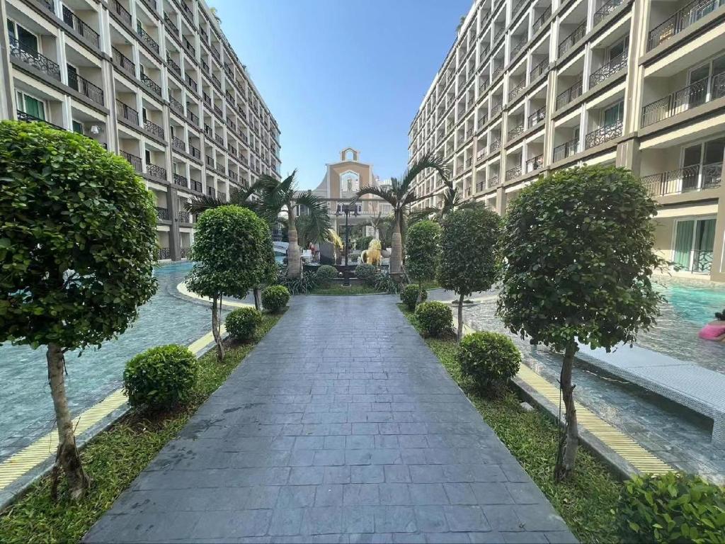 a walkway in the middle of a large building at Pretty nice pool view一楼泳池景观房 in Jomtien Beach