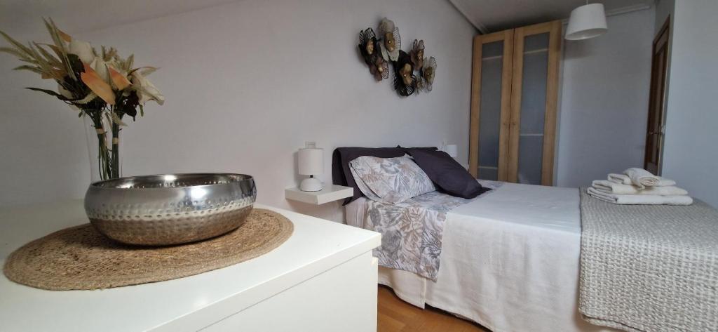 a room with a bed and a bowl on a counter at Junto a la Catedral in Burgos