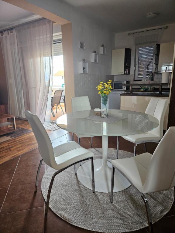 Posedenie v ubytovaní LUKA Apartman Pakoštane