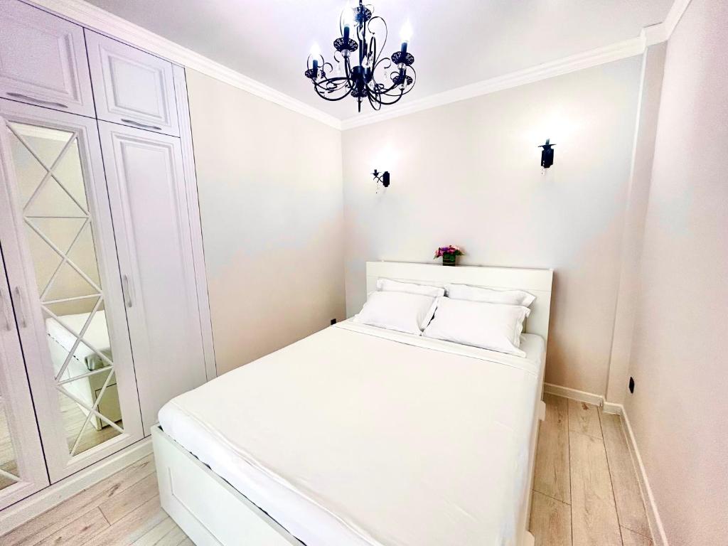 A bed or beds in a room at ЖК River Park 2х комн элит на набережной
