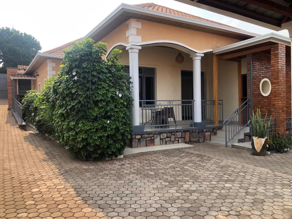 una casa con porche y entrada de ladrillo en RWA Apartments, en Kigali