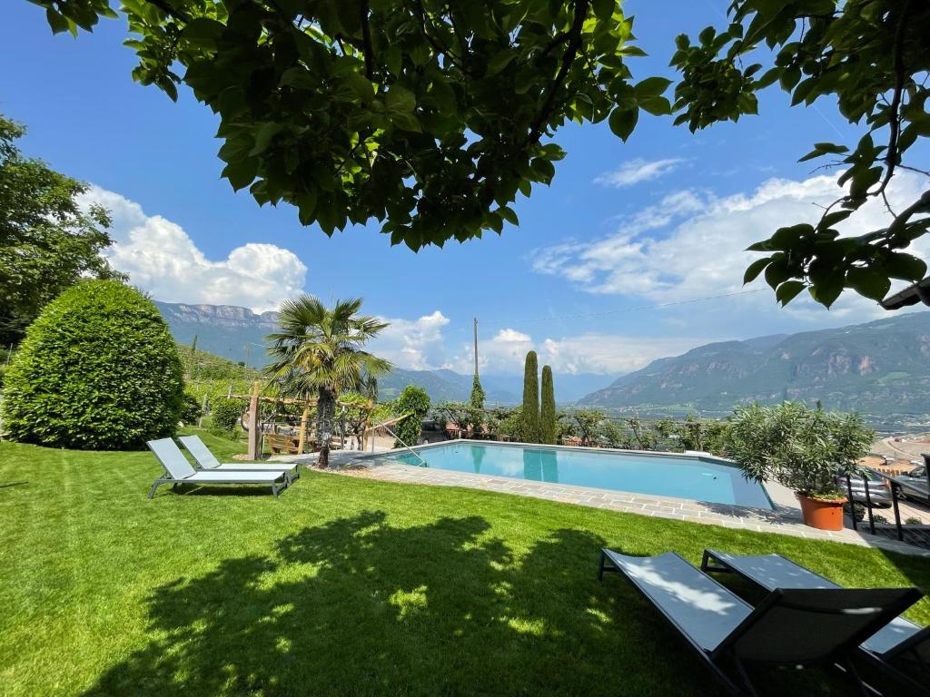 a villa with a pool and a view at Pension Etschblick B&B in Frangarto