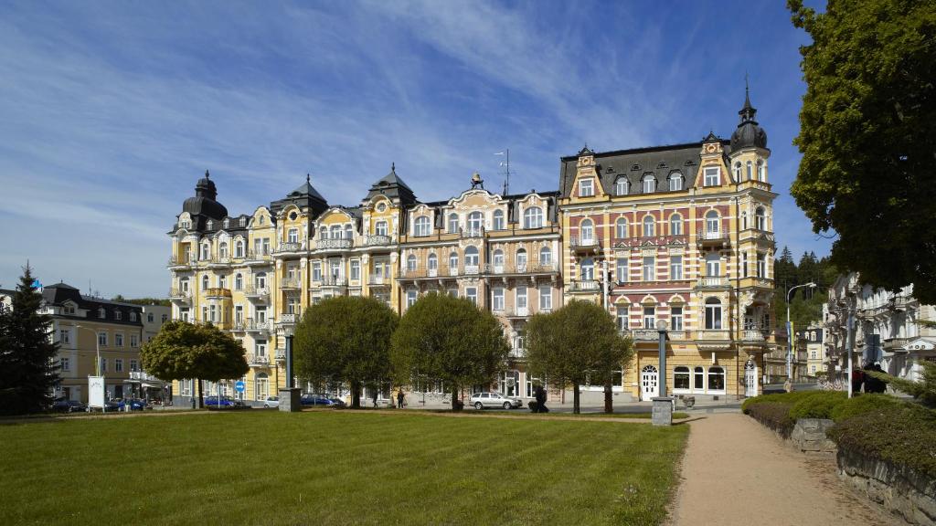 een groot gebouw met een gazon ervoor bij OREA Spa Hotel Palace Zvon Mariánské Lázně in Mariánské Lázně