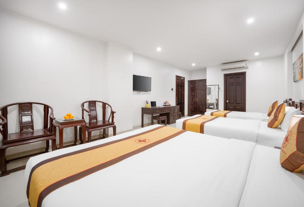 Postel nebo postele na pokoji v ubytování Hoa Phong Airport Danang Hotel