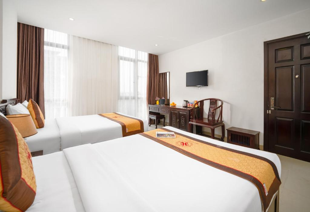 Giường trong phòng chung tại Hoa Phong Airport Danang Hotel