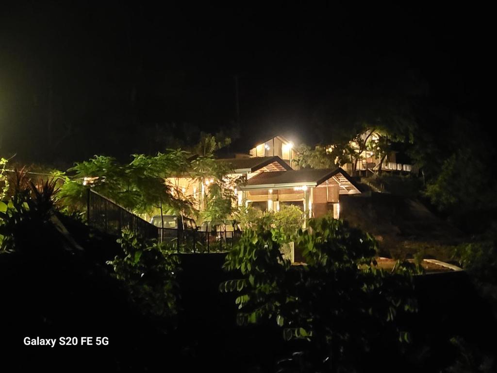 una casa su una collina di notte di Heaven Hides - Narangala a Kegalle