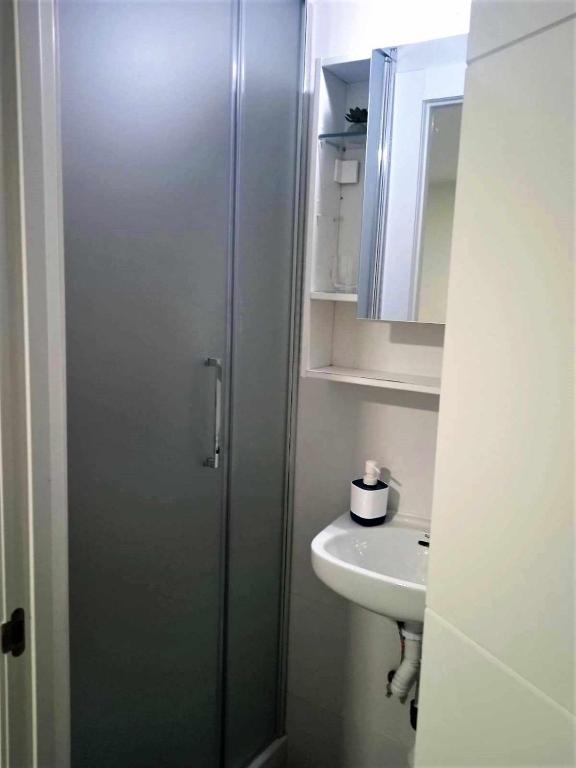A bathroom at Moderno apartamento en el corazón de Madrid Sol