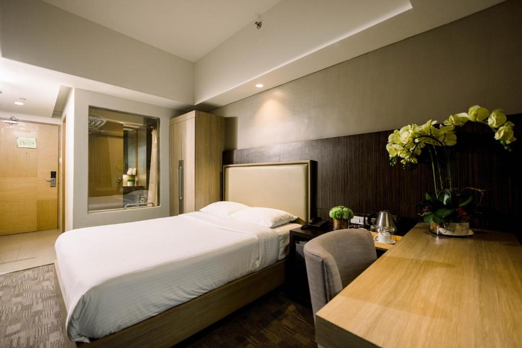 Postel nebo postele na pokoji v ubytování Sotogrande Hotel Katipunan