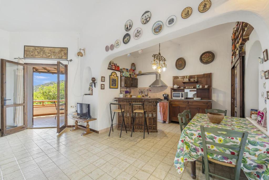 a kitchen and dining room with a table and chairs at casa Camilla in Torre delle Stelle