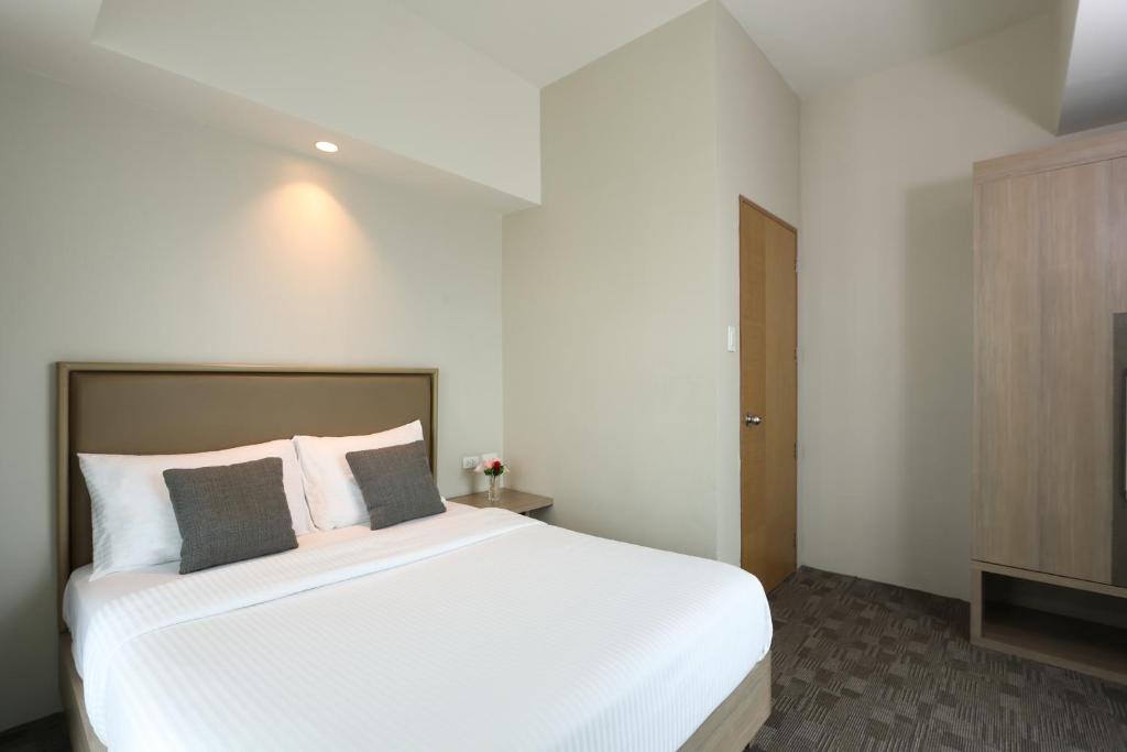 Postel nebo postele na pokoji v ubytování Sotogrande Hotel Katipunan