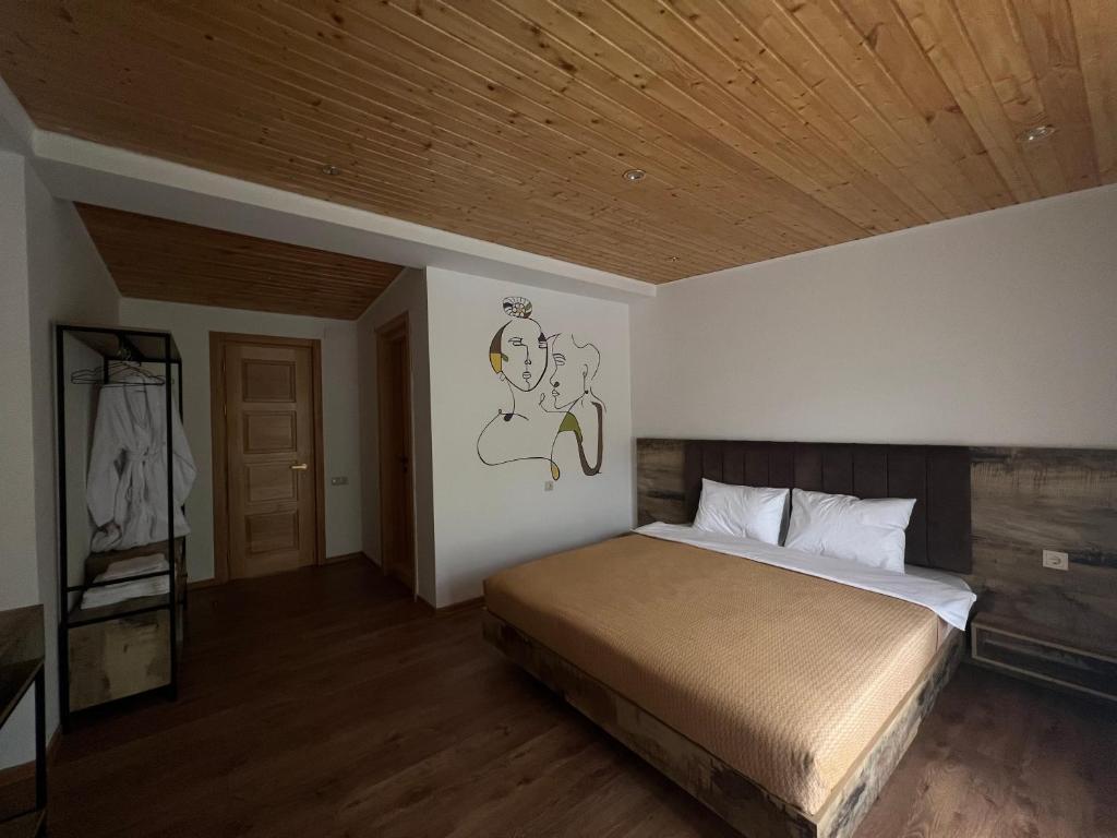 Postel nebo postele na pokoji v ubytování Anne's Hotel in Mestia