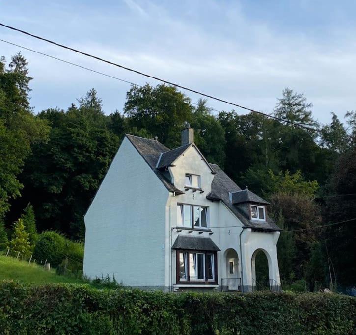 une maison blanche assise au-dessus d'un champ dans l'établissement Villa du Rond du Roi, à Rochefort