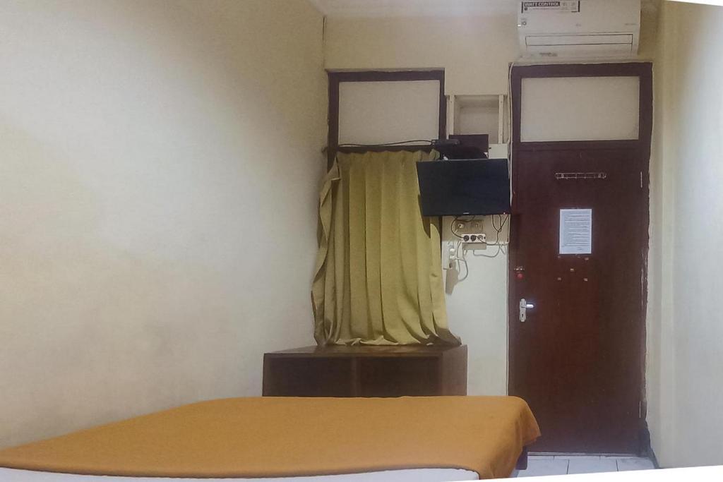 TV a/nebo společenská místnost v ubytování Hotel Malang near Alun Alun Malang RedPartner
