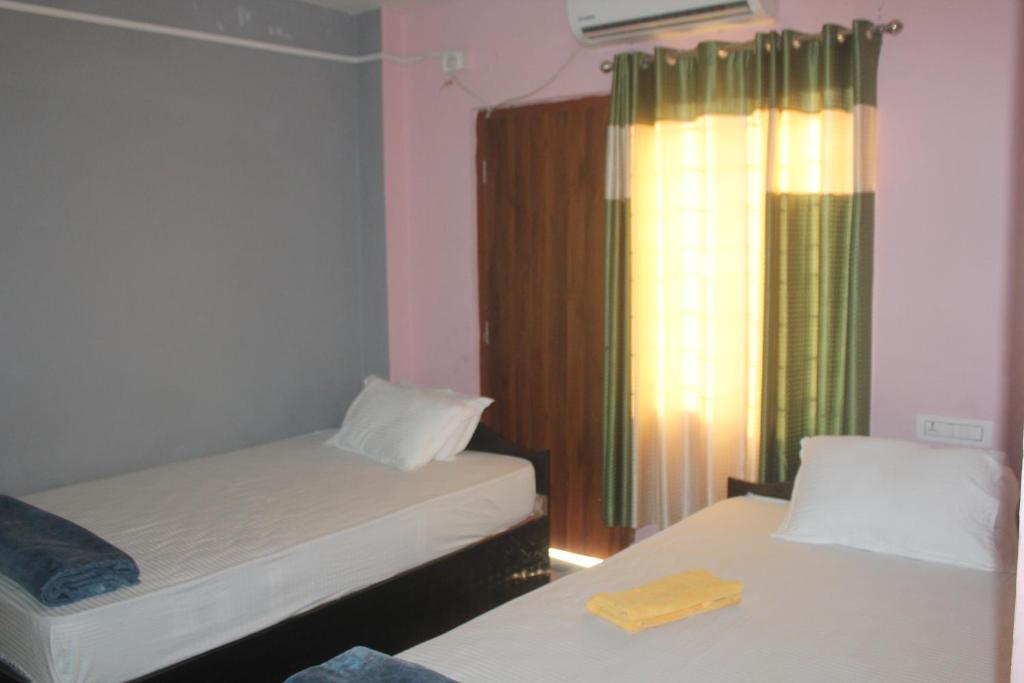 Postel nebo postele na pokoji v ubytování Hotel Giggle Coast Restro and Lodge