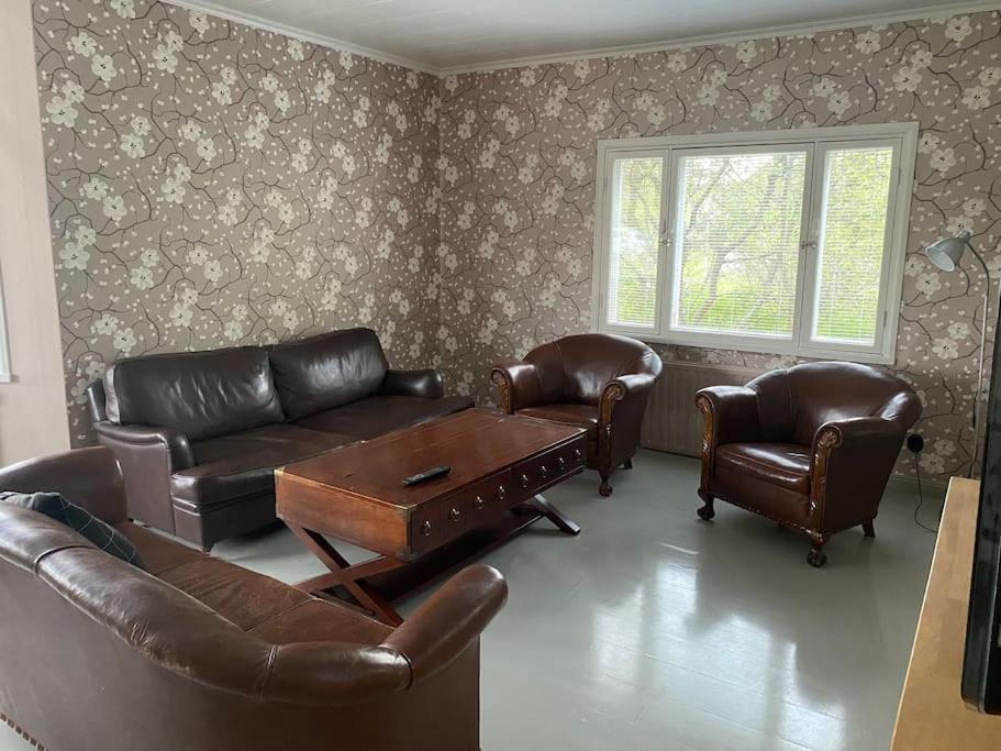 Posezení v ubytování Iso kaupunkikoti Vanhan Rauman lähellä