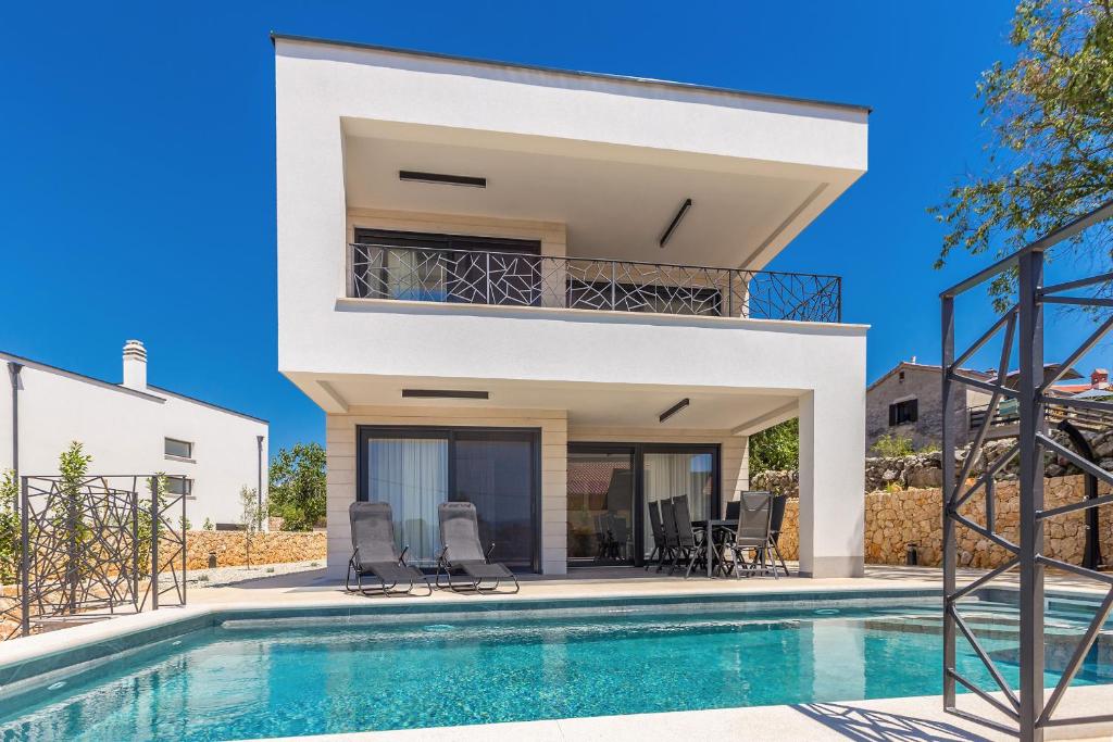 LinardićiにあるVilla DEI TRAMONTI with private poolのプールと家のあるヴィラ
