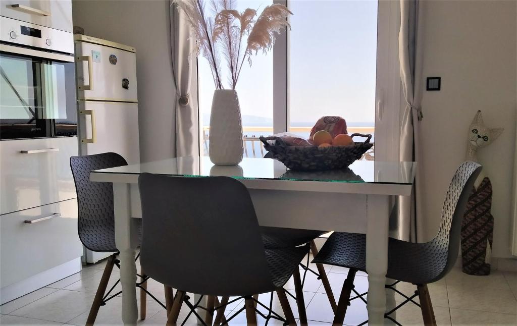 Kuchyňa alebo kuchynka v ubytovaní Ionian View Apartment