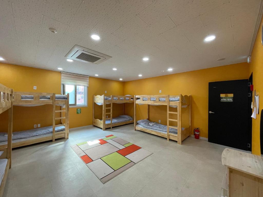Postel nebo postele na pokoji v ubytování Jeju Airport Hostel Yesjun