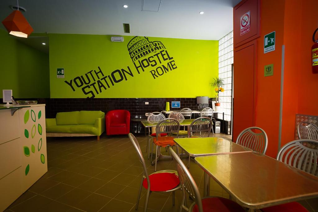 una sala con tavoli e sedie in un ristorante di Youth Station Hostel a Roma