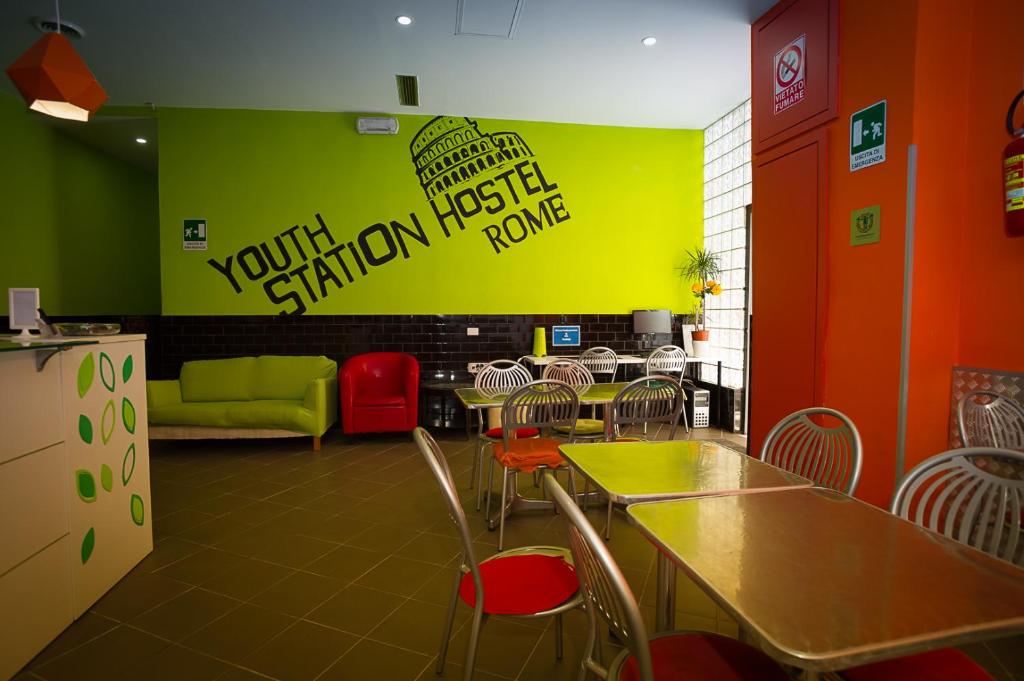 uma sala com mesas e cadeiras num restaurante em Youth Station Hostel em Roma