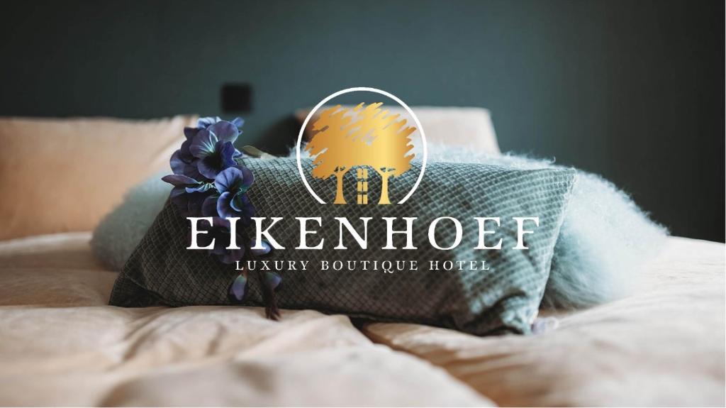 una almohada sobre una cama con un cartel en Eikenhoef en Lommel